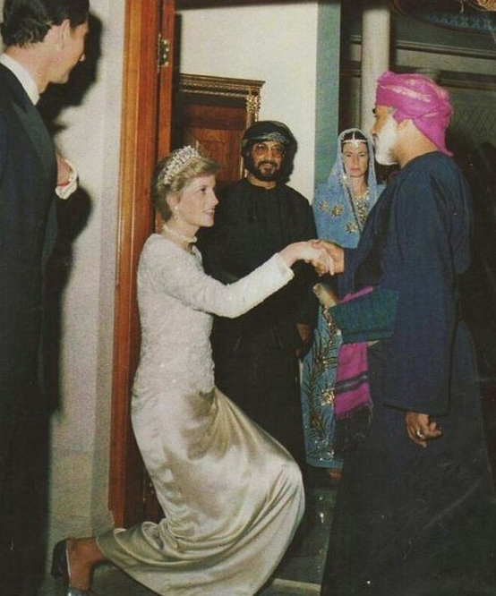 戴安娜行屈膝禮優雅得像仙女,卻在泰國行錯了禮,梅根行禮像侍女 戴安娜行屈膝禮優雅得像仙女,卻在泰國行錯了禮,梅根行禮像侍女