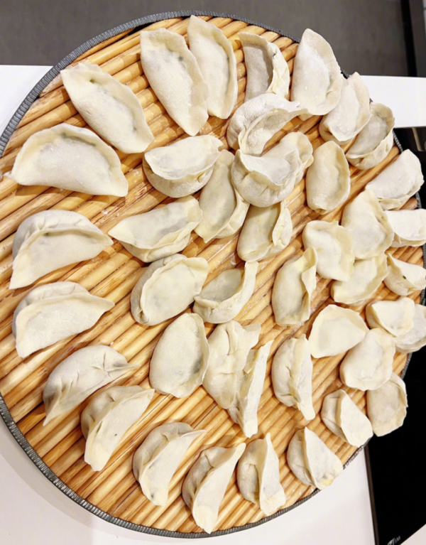 明星春晚表演結束：王嘉爾回家陪父母，李榮浩井柏然合體吃餃子