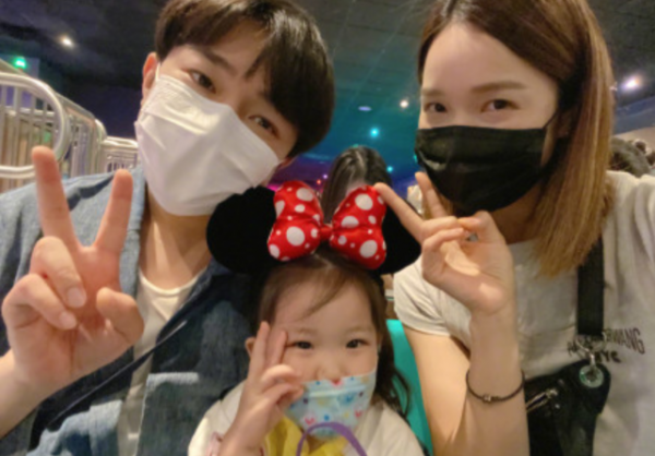 王祖藍攜妻女共遊迪士尼,因疫情爆發被迫封園,工作室出面報平安 王祖藍攜妻女共遊迪士尼,因疫情爆發被迫封園,工作室出面報平安