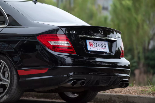 專業車手也無法拒絕的V8自吸戰車,濃墨重彩的二手C63 AMG 專業車手也無法拒絕的V8自吸戰車,濃墨重彩的二手C63 AMG