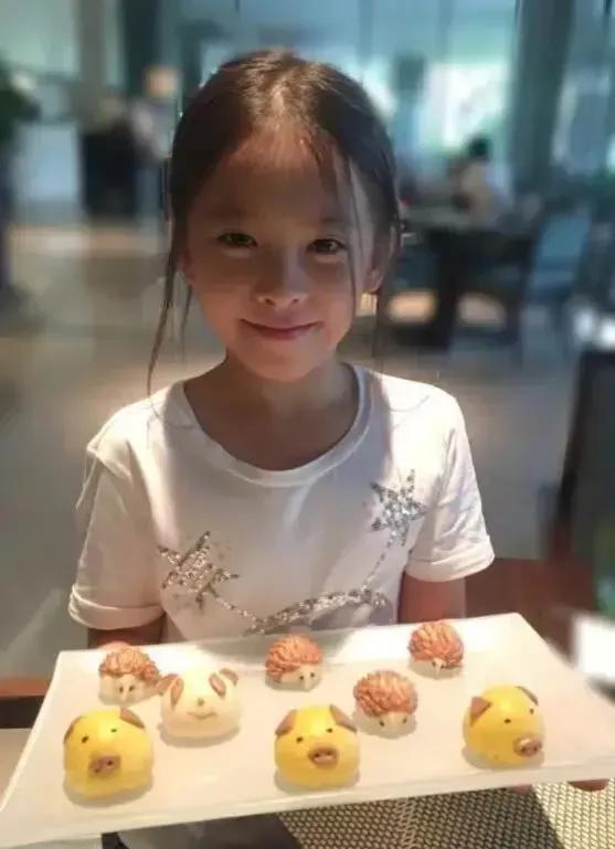 劉濤女兒長大和王珂越來越像了，沒有小時候可愛