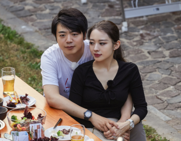 6位娶外國老婆的中國男星，有人風光無限，有人被罵得太慘