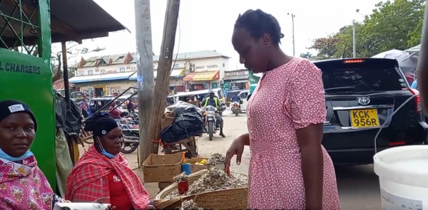 非洲的物價是什麼水平？非洲女孩出門買菜全過程，物價很讓人羨慕