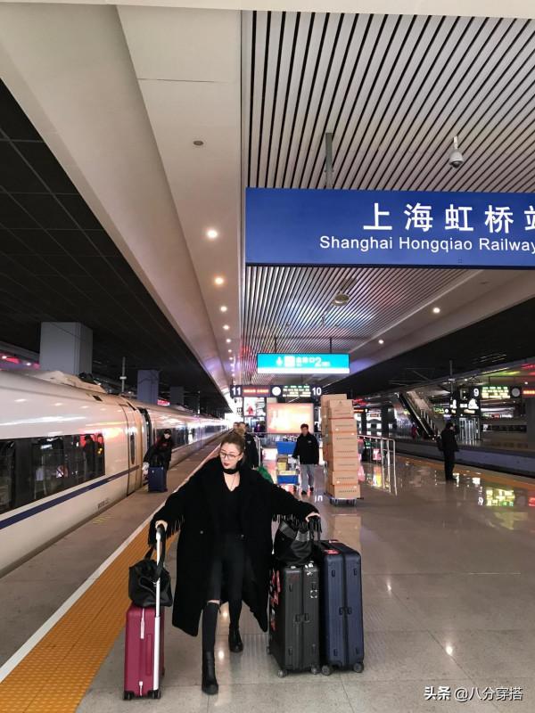 殷桃真是優雅到骨子裡了,穿V領禮服華麗高貴,扎丸子頭更顯俏皮 殷桃真是優雅到骨子裡了,穿V領禮服華麗高貴,扎丸子頭更顯俏皮