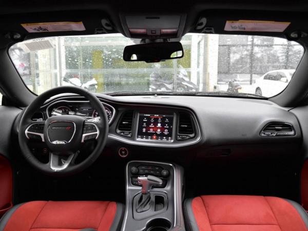 原裝進口配大排量V6，車身尺寸堪比豪華行政轎車，實拍道奇挑戰者