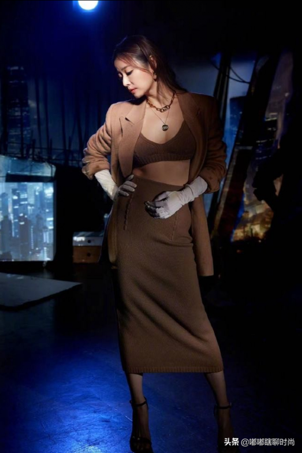 看華燈初上學林心如穿搭，40歲的女人就應該如此優雅知性