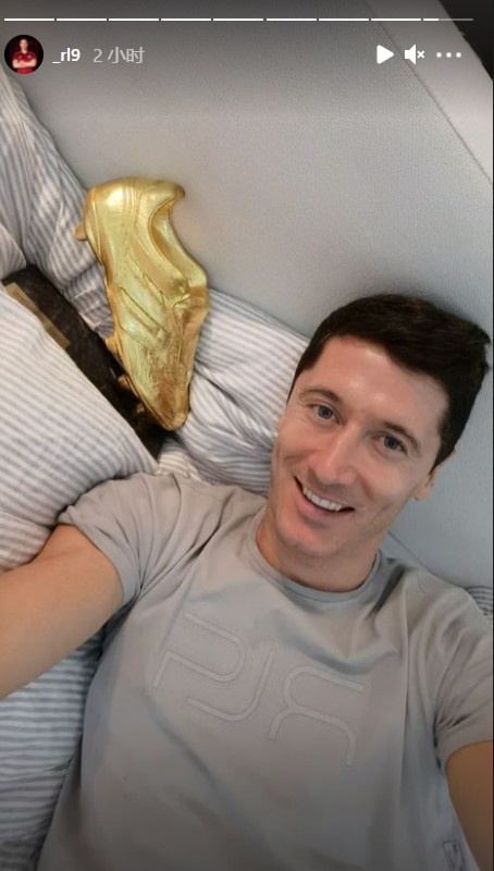 延續個人傳統！萊萬曬照將歐洲金靴獎放在枕邊，一同入睡