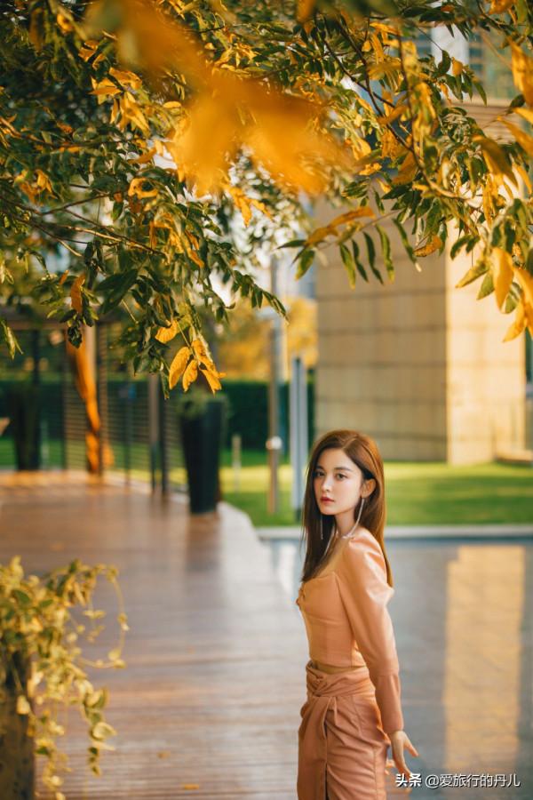 古力娜扎一襲櫻花粉皮裙造型，魅力十足