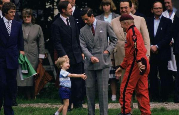 威廉王子小時候也好可愛，在陽臺上一點也閒不住，比喬治還會玩