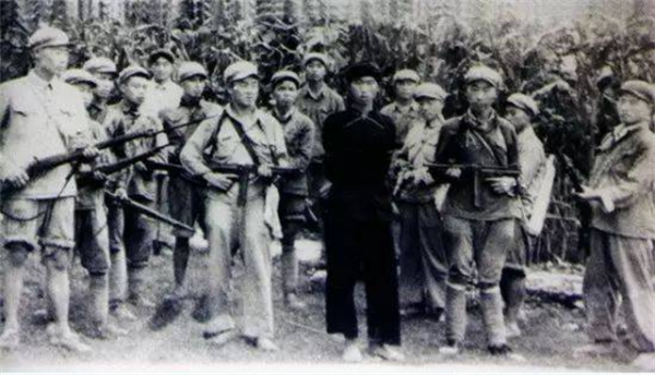 解放軍正在剿匪,一群村民扛著紅旗敲鑼打鼓出村,連長預感有異樣 解放軍正在剿匪,一群村民扛著紅旗敲鑼打鼓出村,連長預感有異樣