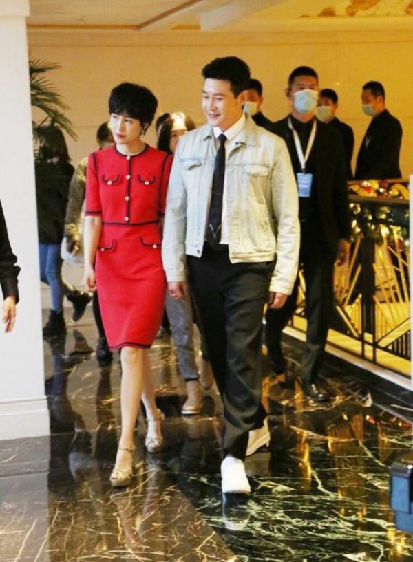 陸毅夫婦合體參加活動，老婆穿小香風像貴婦，自己卻胖成油膩大叔