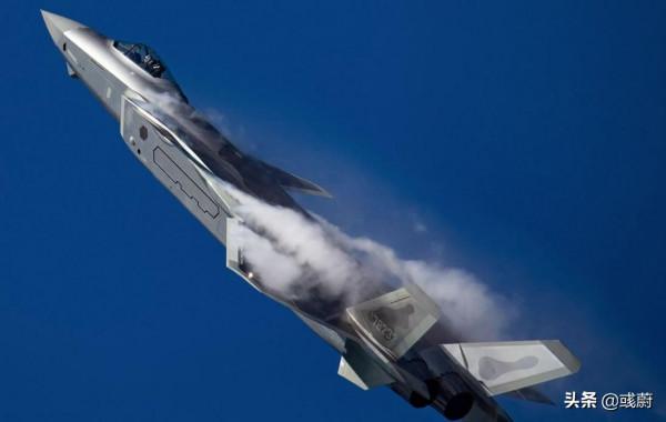 殲20是五代戰機，外掛武器會破壞隱身，為啥還要外掛四個副油箱？
