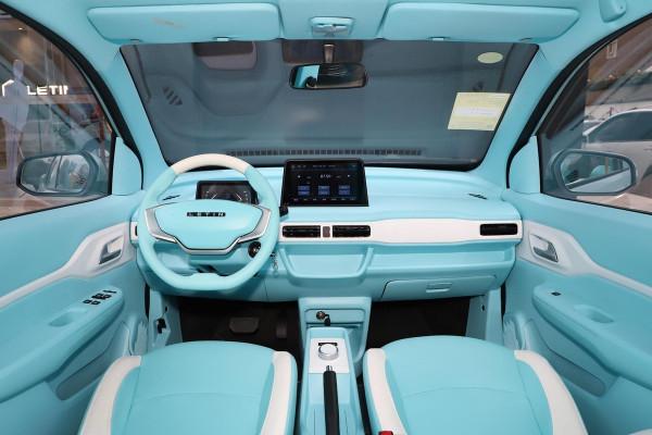 實拍雷丁芒果：5萬多就配互聯雙液晶屏，335km續航、半小時快充