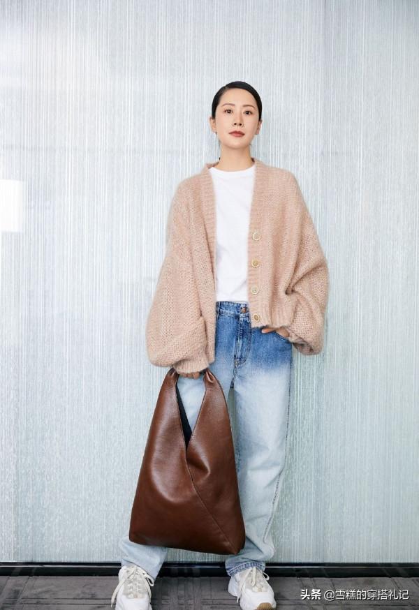 40歲左右的女人，衣服儘量不要穿駝色和灰色，其實這些更氣質顯白