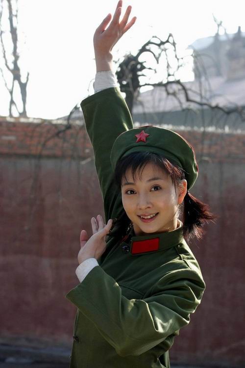 殷桃：軍藝校花也自卑？三奪“視後”大滿貫，離異後41歲仍單身