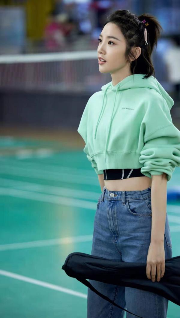 唐藝昕生孩子後好美，白色修身裙配蝴蝶結髮繩，女人味十足