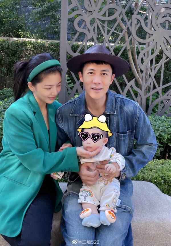 王燦曬全家福慶中秋,杜淳懷抱5個月大女兒,一臉慈父笑好幸福 王燦曬全家福慶中秋,杜淳懷抱5個月大女兒,一臉慈父笑好幸福