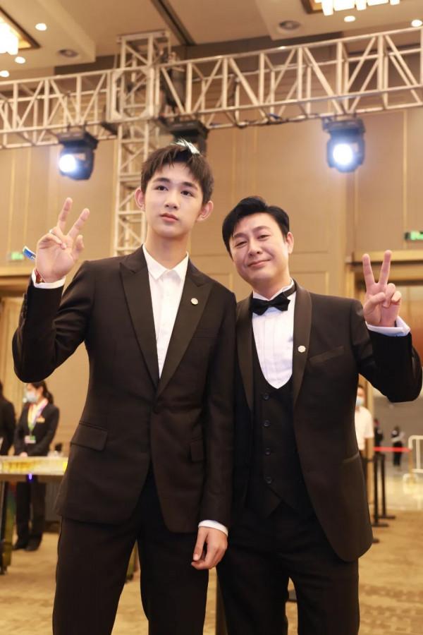 14歲“石頭哥”身高超1米8，青春期發育過猛，身穿西裝顯成熟