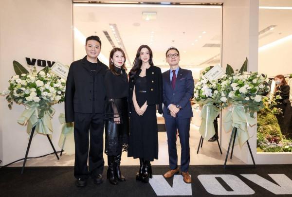 克拉拉黑色連衣裙現身優雅端莊,顏值身材依舊線上,新作品將上映 克拉拉黑色連衣裙現身優雅端莊,顏值身材依舊線上,新作品將上映