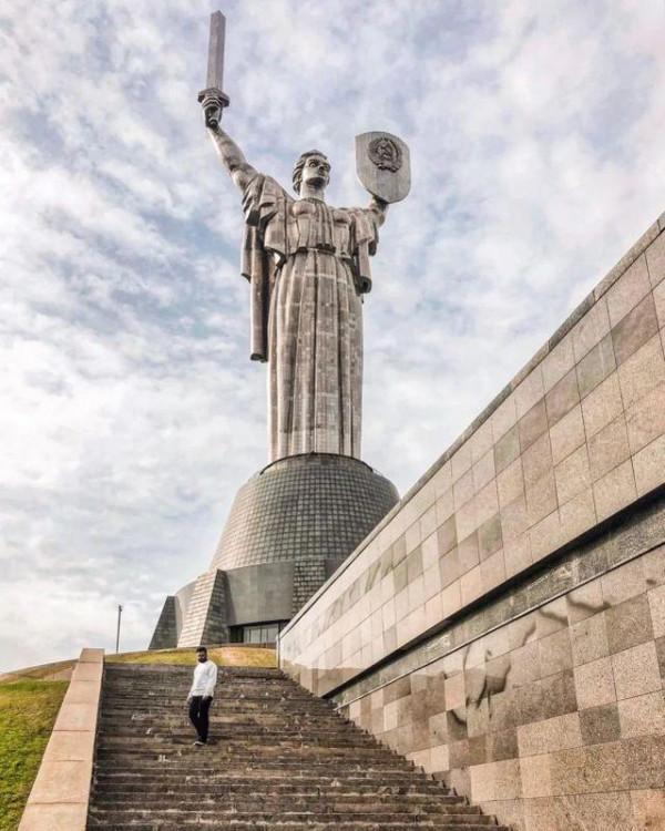 15巨像下面快樂做“小人”