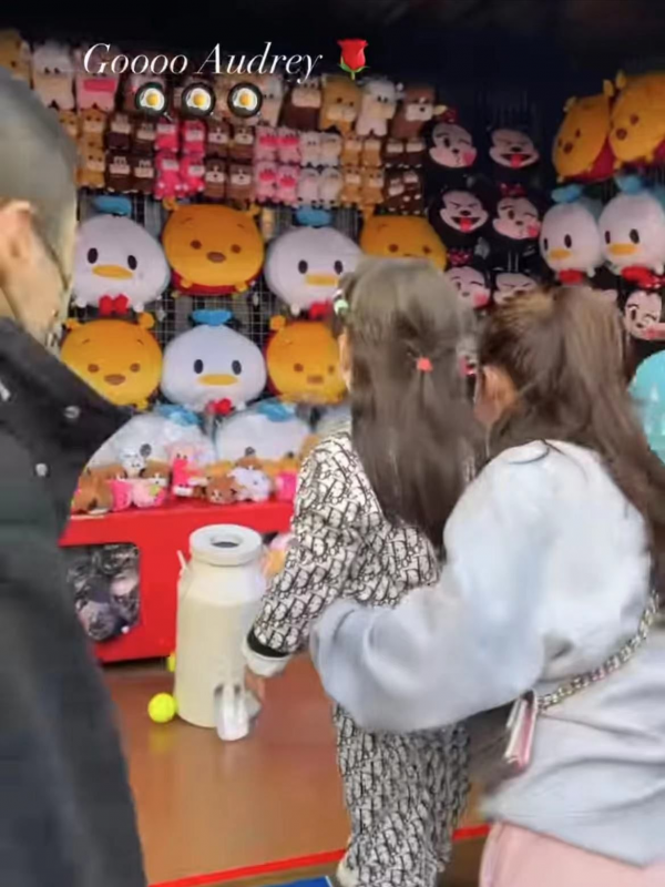 何超盈帶娃出遊，踩恨天高滿身大牌超土味，女兒被幹爹乾媽寵溺