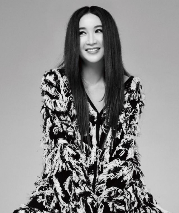 溫碧霞真是凍齡女神!穿羊羔毛大衣保暖,披肩直髮更青春減齡 溫碧霞真是凍齡女神!穿羊羔毛大衣保暖,披肩直髮更青春減齡