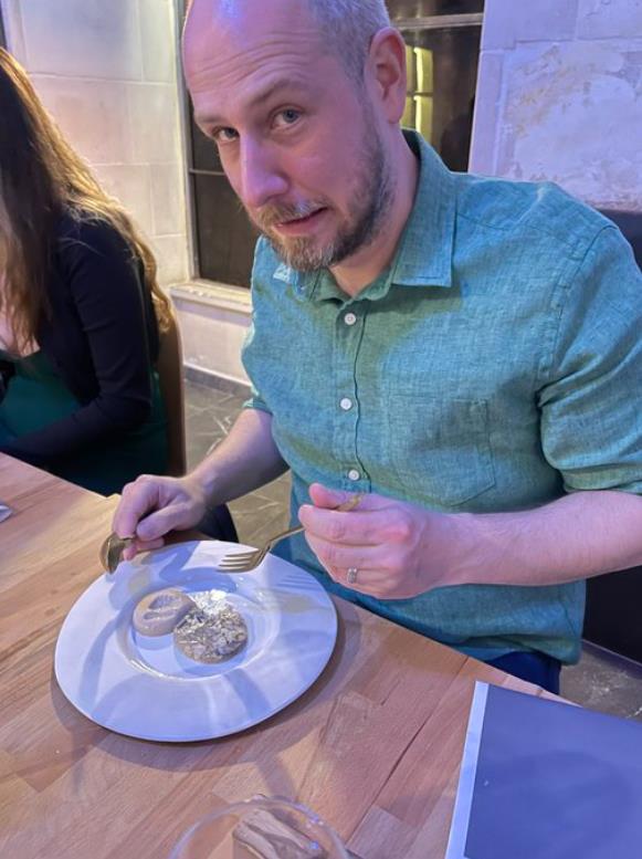 外國博主吐槽最糟米其林，27道奇葩菜，還要從主廚“嘴”裡舔著吃