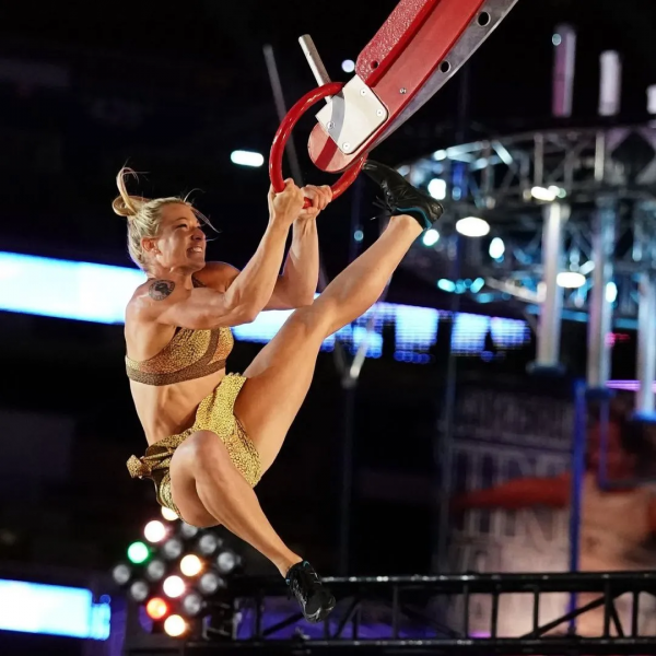 67歲奶奶一口氣拉10個引體向上,這實力可能猛男看了都佩服 67歲奶奶一口氣拉10個引體向上,這實力可能猛男看了都佩服