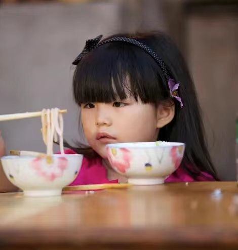 《爸爸去哪兒》8年了，10位女娃變化大，有人進入變美尷尬期