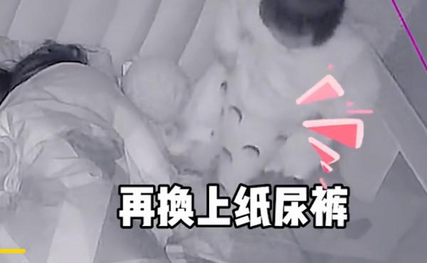 四川一萌娃半夜自主換尿布，過程熟練還不吵醒爸媽，網友：太省心