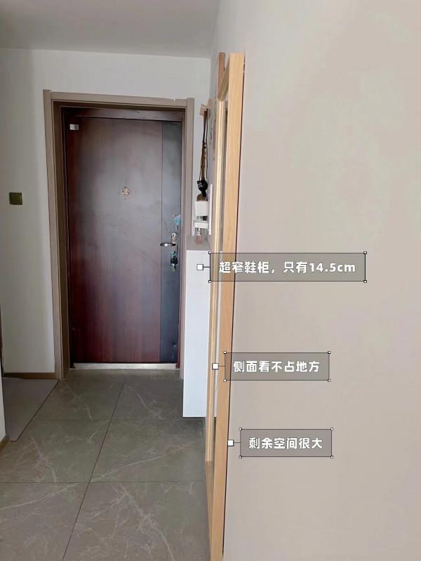 她家只有55平米，全屋裝修成大白牆，陽臺做拱門，鄰居都直呼好看