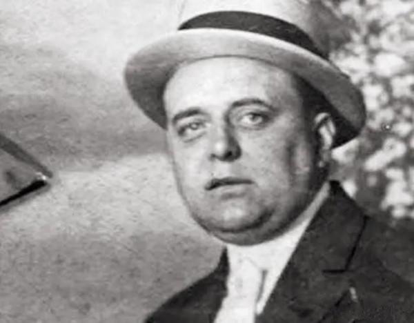 妻子將情人藏家10年，丈夫遇害時才知，最後殺人者為何沒被判刑？