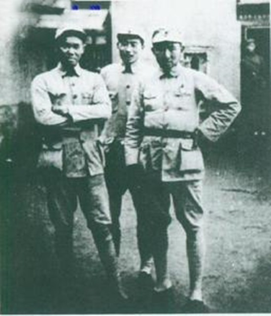 71年主席接見韓先楚,韓先楚提及陳再道近況,主席:讓他跟著你幹 71年主席接見韓先楚,韓先楚提及陳再道近況,主席:讓他跟著你幹