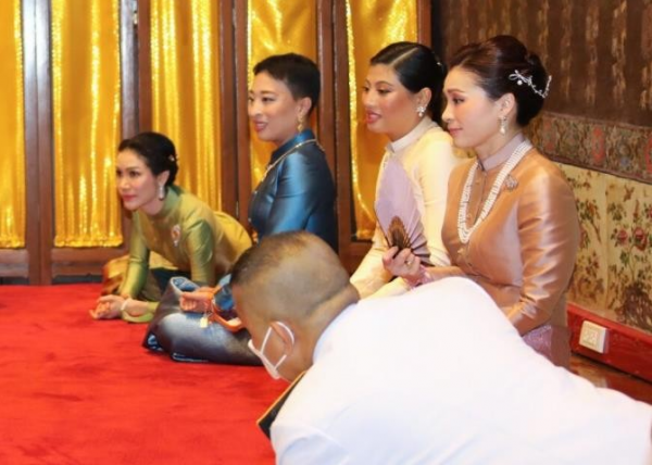 泰王“新寵”穿傳統泰服,隔空撞臉詩麗吉,卻沒有“準婆婆”貴氣 泰王“新寵”穿傳統泰服,隔空撞臉詩麗吉,卻沒有“準婆婆”貴氣