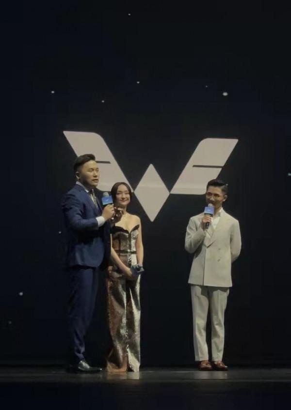 周迅自帶高階感！穿抹胸鎏金裙出席五菱活動，隨手一拍比大片還美