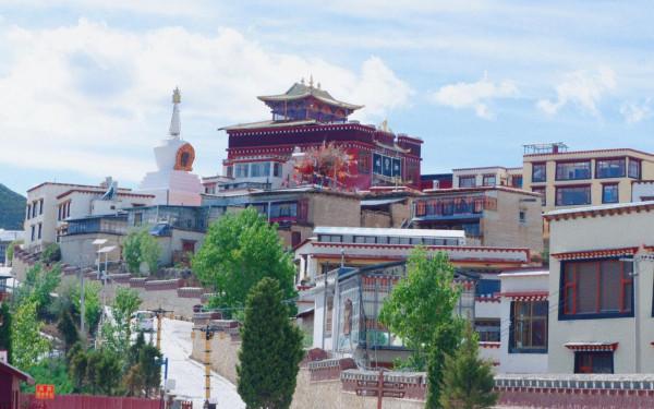 雲南一個村子被4A景區包圍,進村就要買票,村中建起5星級酒店 雲南一個村子被4A景區包圍,進村就要買票,村中建起5星級酒店