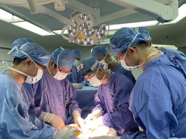 腰痛竟因體內“不定時炸彈”?醫生“拆彈”同時為她做腎“搬家” 腰痛竟因體內“不定時炸彈”?醫生“拆彈”同時為她做腎“搬家”