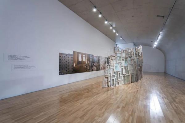 鹽田千春:紅與黑之間 缺席中的存在 鹽田千春:紅與黑之間 缺席中的存在