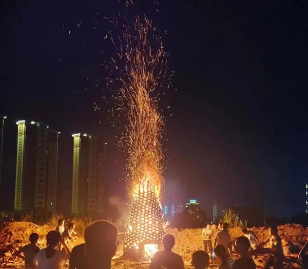 江西興國今晚燒塔現場 江西興國今晚燒塔現場