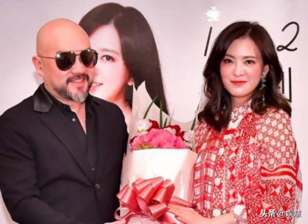 痴情男辛龍“雙雙節”思念亡妻，時隔18個月仍未走出劉真去世陰霾