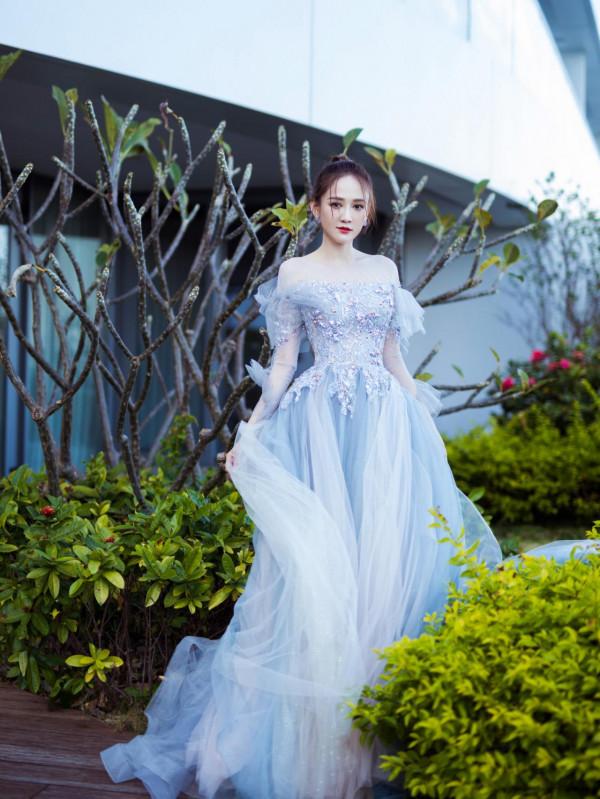 65歲趙雅芝和40歲陳喬恩，同穿抹胸紗裙，完全看不出年齡差