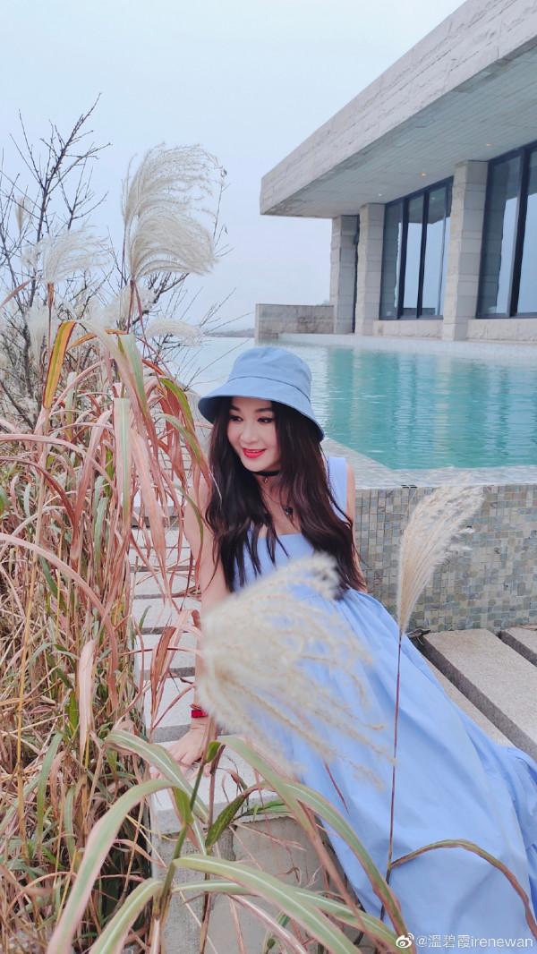 溫碧霞穿藍長裙漫步海邊 55歲氣質恬靜宛如少女