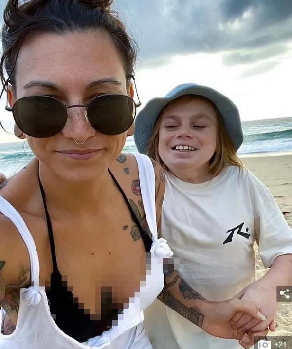 感動上億人，一位偉大的媽媽，揹著殘疾失明的兒子環遊世界