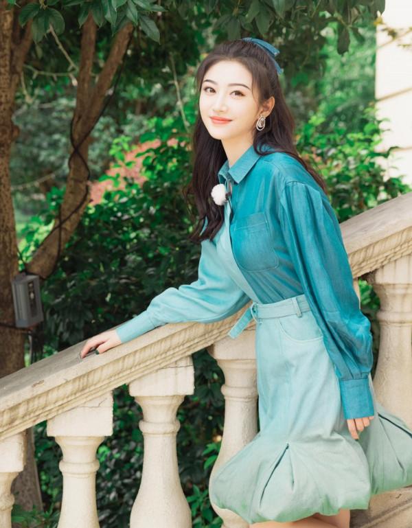 景甜紅了之後越來越美!穿白裙清新又大氣,挑染髮絲夠吸睛 景甜紅了之後越來越美!穿白裙清新又大氣,挑染髮絲夠吸睛