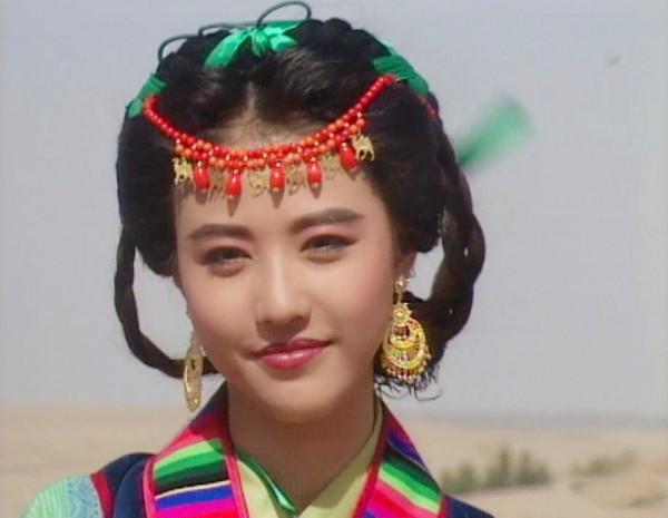 別硬演“異域美人”,有人翩翩起舞一眼萬年,有的還是把臉遮上吧 別硬演“異域美人”,有人翩翩起舞一眼萬年,有的還是把臉遮上吧