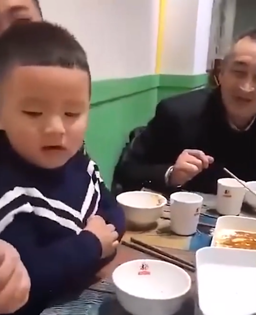 簡單粗暴有效!河南一熊孩子亂濺火鍋湯水,家長立馬教育獲贊 簡單粗暴有效!河南一熊孩子亂濺火鍋湯水,家長立馬教育獲贊