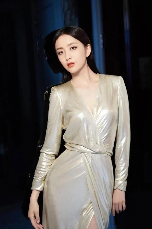 佟麗婭這回造型太美了，穿白色泡泡袖連衣裙氣場強大，美得驚豔