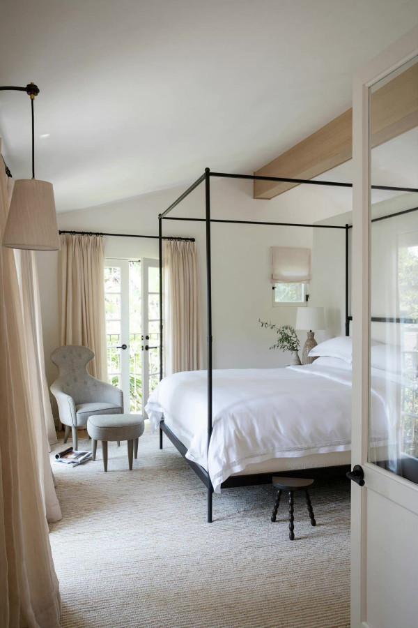 輕鬆自然的淺色調住宅，寬敞明亮很宜居，擁有的舒適度獨樹一幟