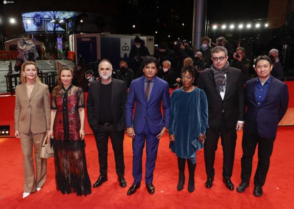 第72屆柏林電影節獲獎名單公佈，洪尚秀與女友金敏喜頒獎禮秀恩愛