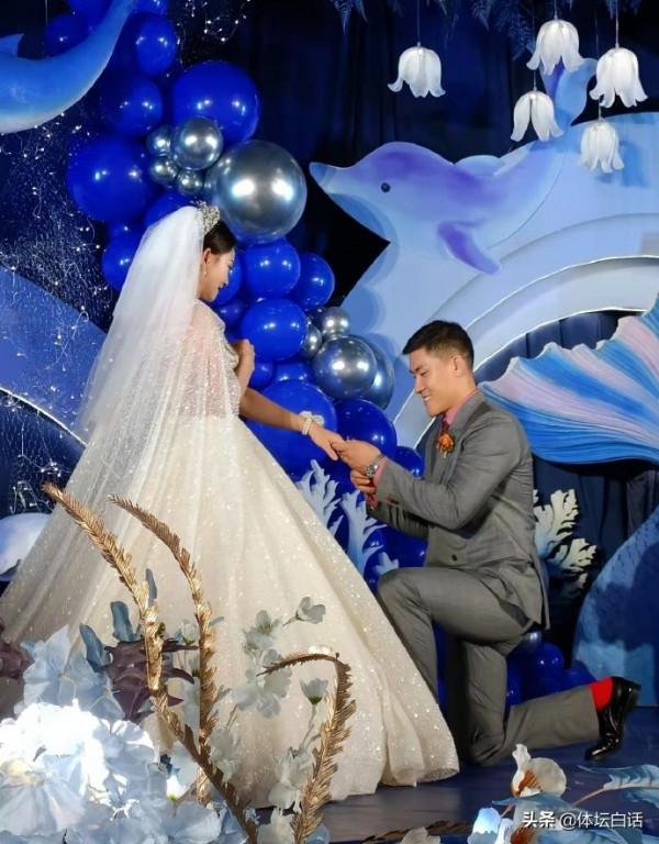 喜訊！中國冠軍夫婦大婚，1米96新郎帥氣，新娘化妝前後差距大